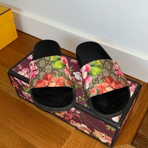 Gucci bloom slides